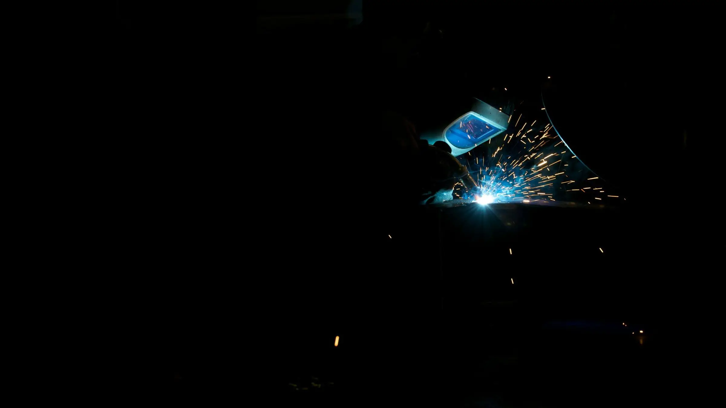 Soudeur au travail, étincelles dans l’obscurité
